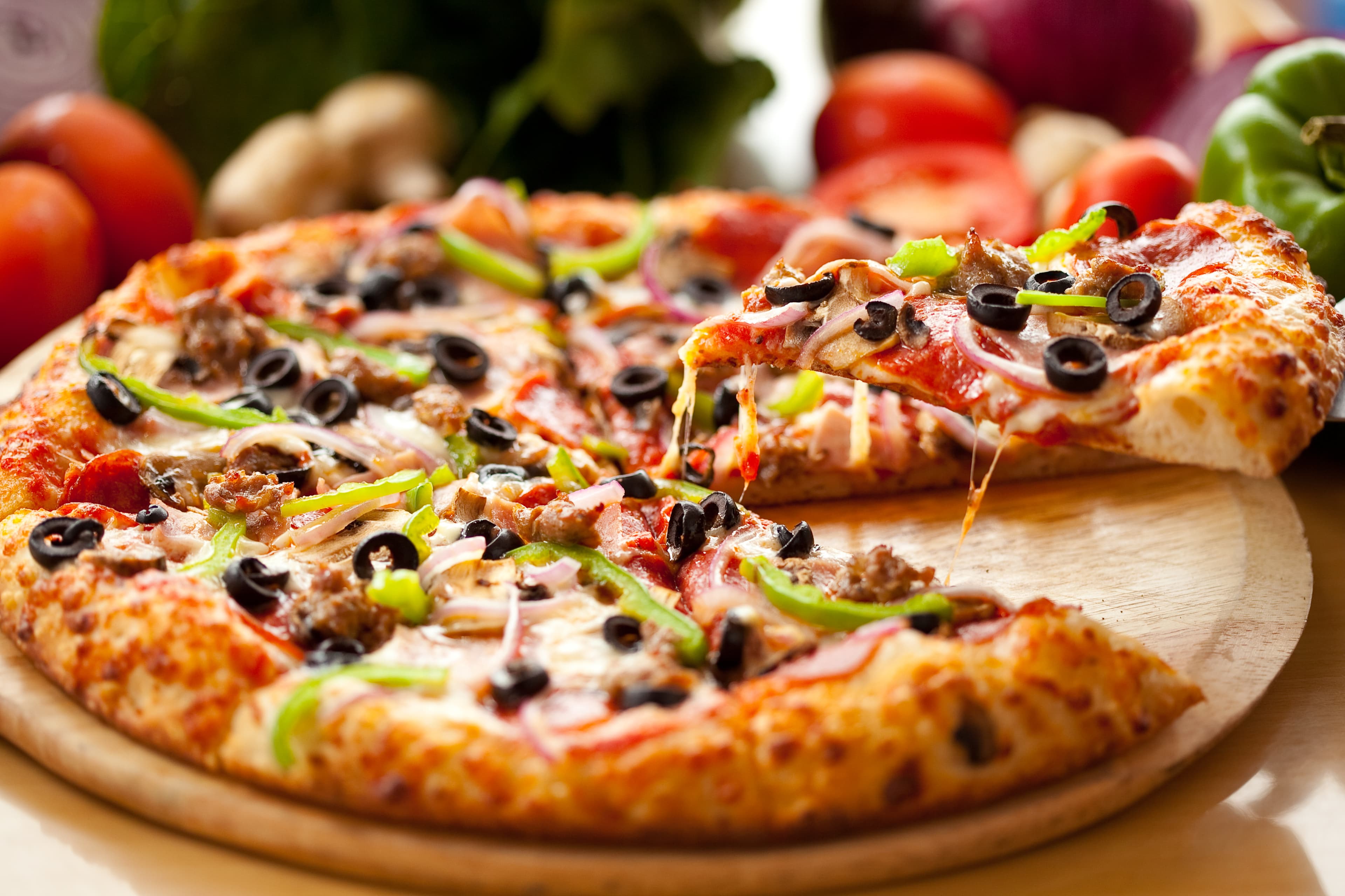 Family eating pizzza